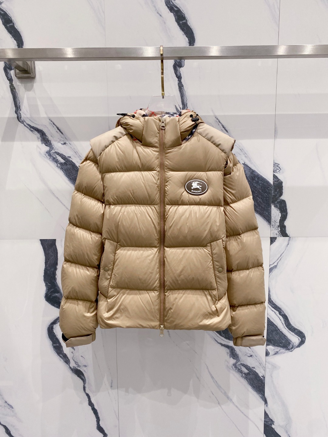 爆款羽绒服 BURBERRY巴宝莉 2025新款羽绒服秀场新品，袖子可拆卸，一衣两穿。品相非常完美，专柜