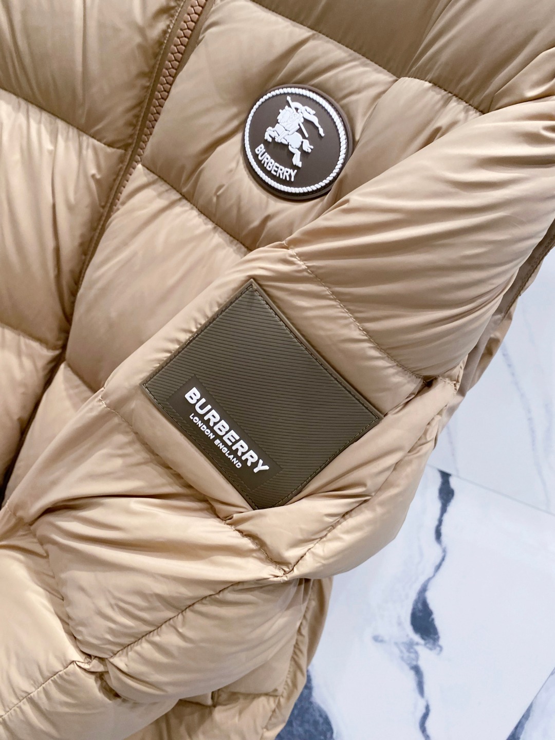 爆款羽绒服 BURBERRY巴宝莉 2025新款羽绒服秀场新品，袖子可拆卸，一衣两穿。品相非常完美，专柜