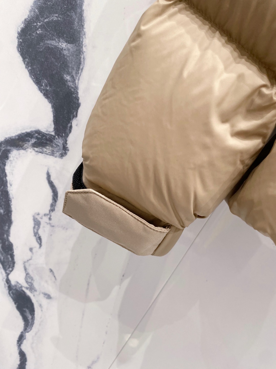 爆款羽绒服 BURBERRY巴宝莉 2025新款羽绒服秀场新品，袖子可拆卸，一衣两穿。品相非常完美，专柜