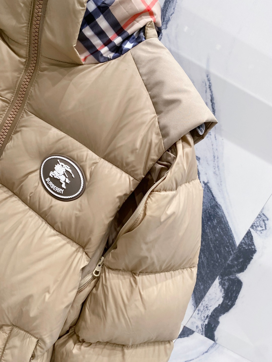 爆款羽绒服 BURBERRY巴宝莉 2025新款羽绒服秀场新品，袖子可拆卸，一衣两穿。品相非常完美，专柜