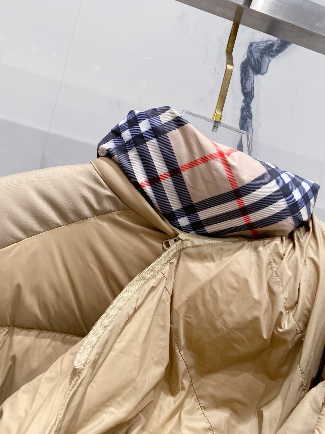 爆款羽绒服 BURBERRY巴宝莉 2025新款羽绒服秀场新品，袖子可拆卸，一衣两穿。品相非常完美，专柜