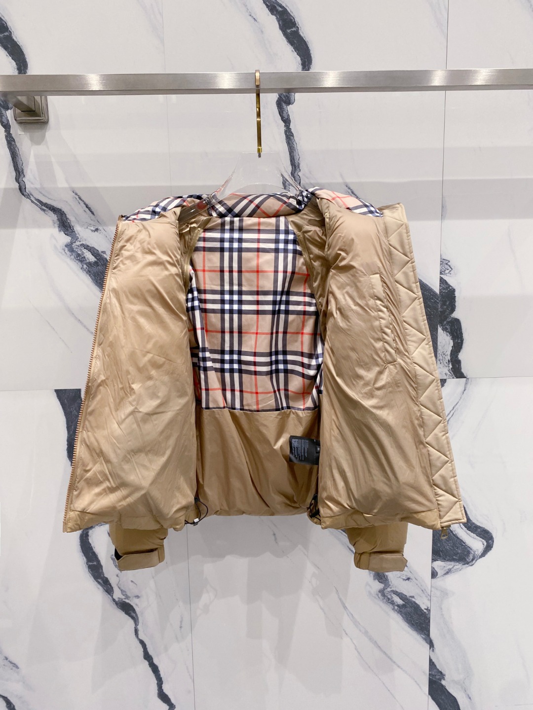 爆款羽绒服 BURBERRY巴宝莉 2025新款羽绒服秀场新品，袖子可拆卸，一衣两穿。品相非常完美，专柜