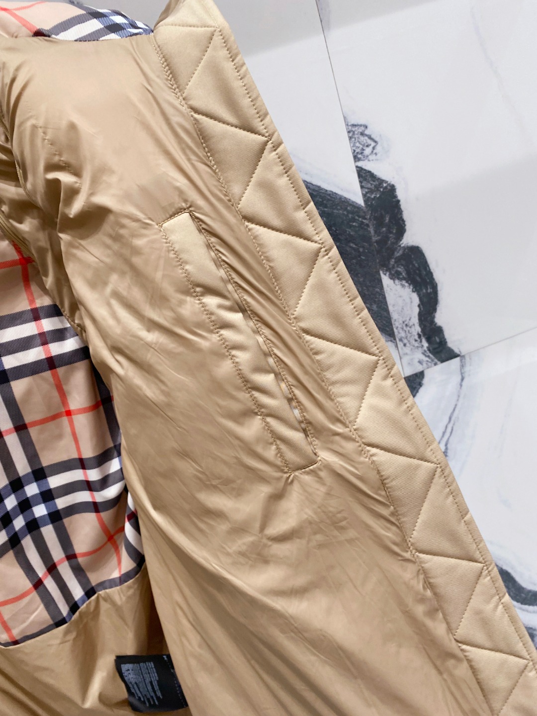 爆款羽绒服 BURBERRY巴宝莉 2025新款羽绒服秀场新品，袖子可拆卸，一衣两穿。品相非常完美，专柜