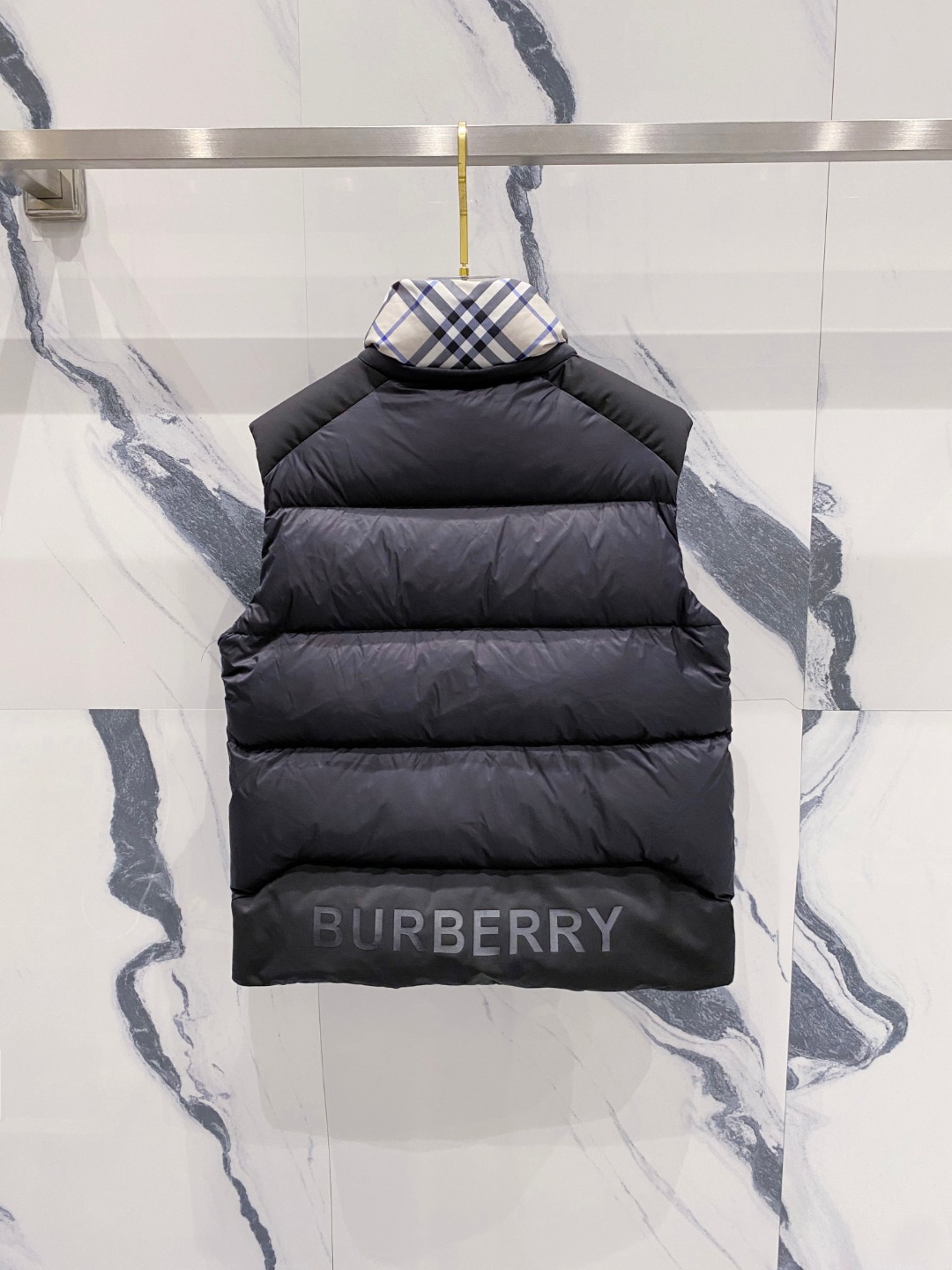 爆款羽绒服 BURBERRY巴宝莉 2025新款羽绒服秀场新品，袖子可拆卸，一衣两穿。品相非常完美，专柜