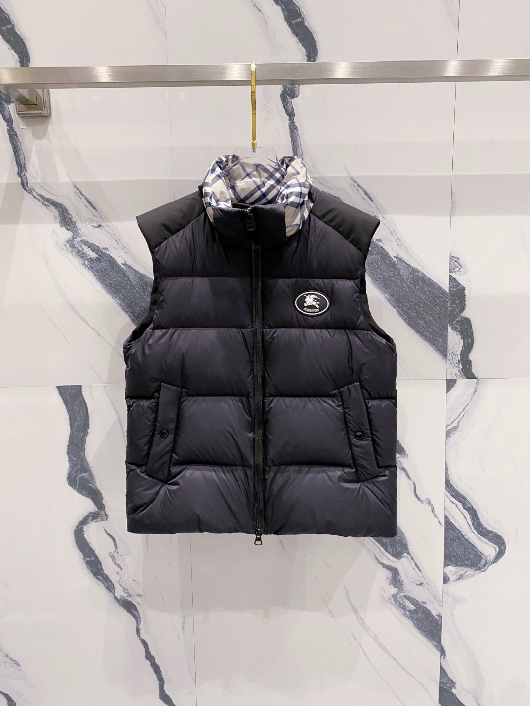 爆款羽绒服 BURBERRY巴宝莉 2025新款羽绒服秀场新品，袖子可拆卸，一衣两穿。品相非常完美，专柜