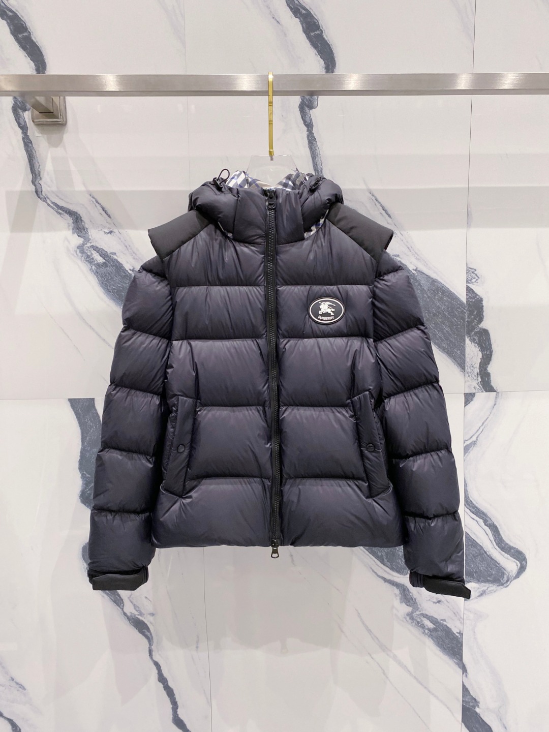 爆款羽绒服 BURBERRY巴宝莉 2025新款羽绒服秀场新品，袖子可拆卸，一衣两穿。品相非常完美，专柜