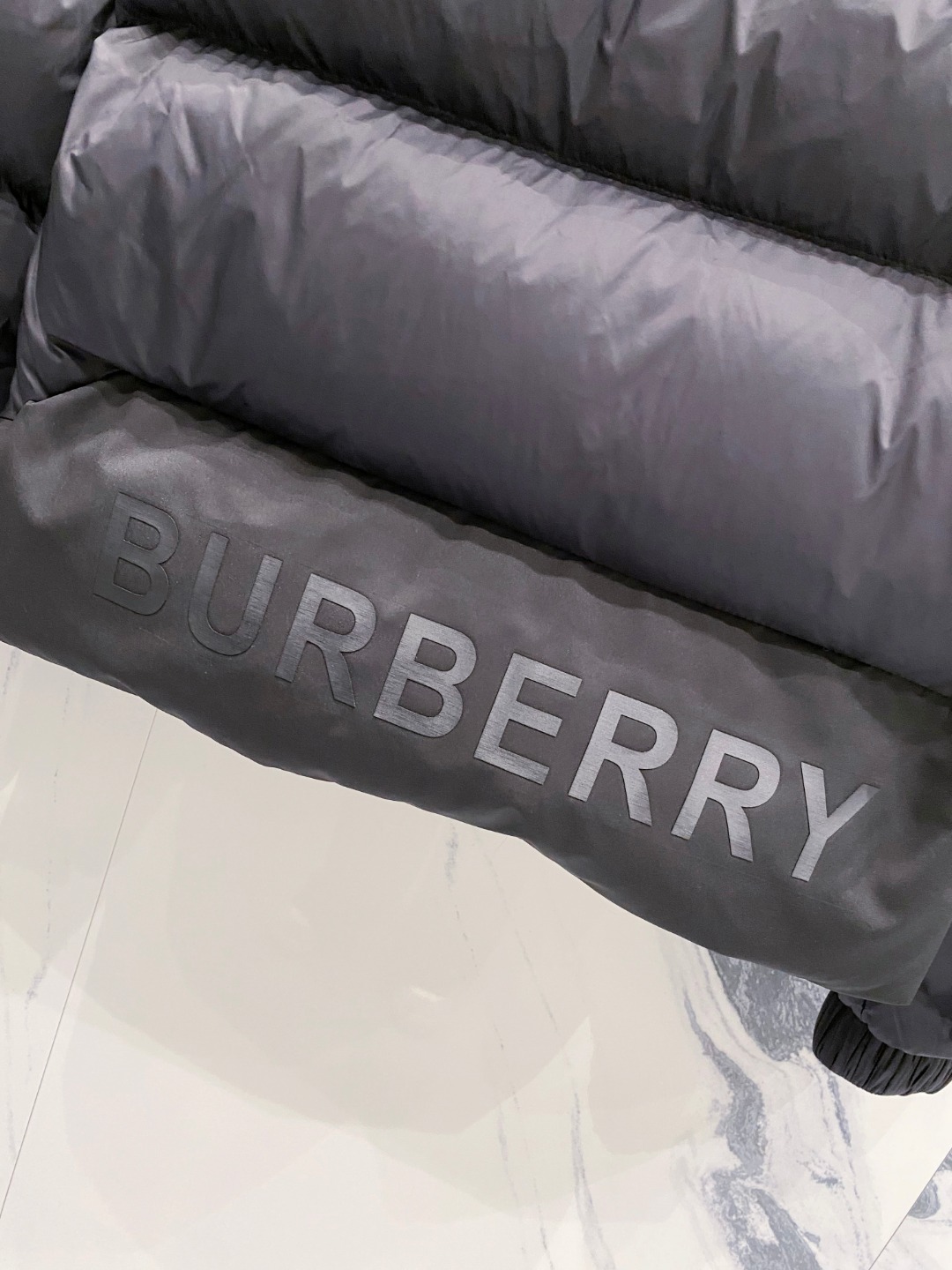 爆款羽绒服 BURBERRY巴宝莉 2025新款羽绒服秀场新品，袖子可拆卸，一衣两穿。品相非常完美，专柜