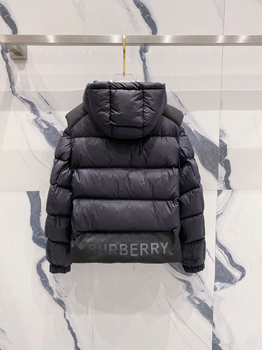 爆款羽绒服 BURBERRY巴宝莉 2025新款羽绒服秀场新品，袖子可拆卸，一衣两穿。品相非常完美，专柜