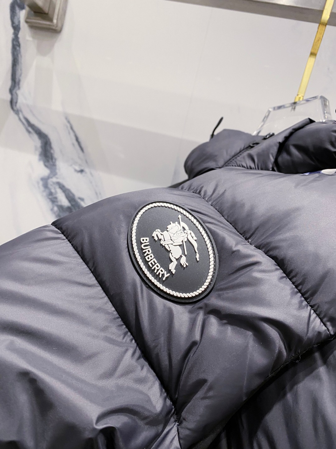 爆款羽绒服 BURBERRY巴宝莉 2025新款羽绒服秀场新品，袖子可拆卸，一衣两穿。品相非常完美，专柜