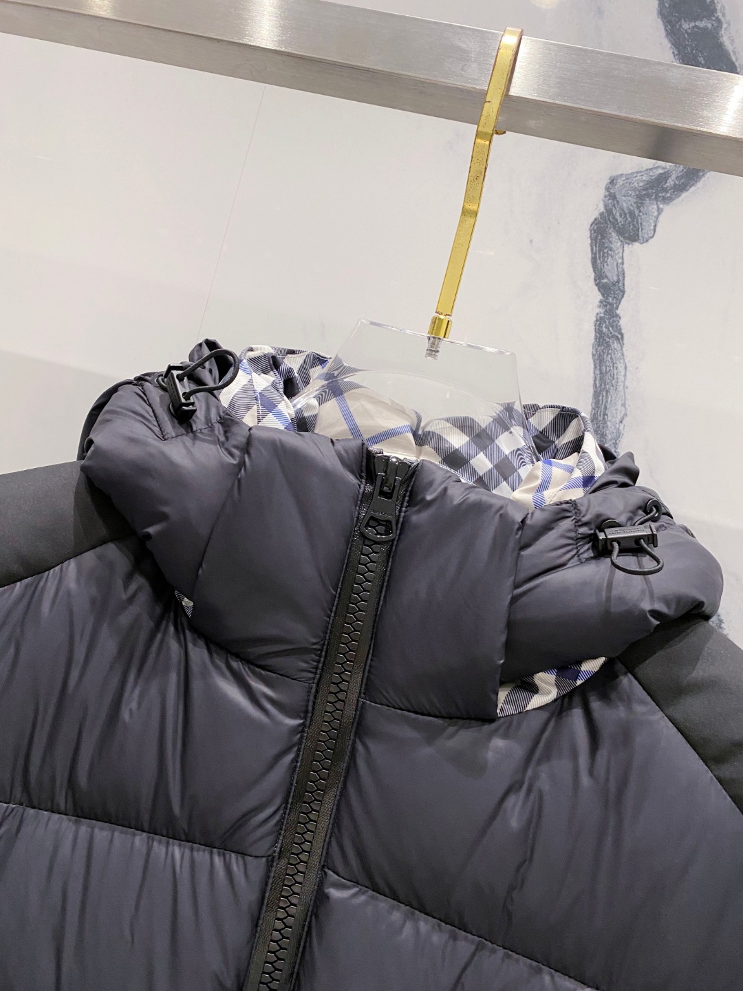 爆款羽绒服 BURBERRY巴宝莉 2025新款羽绒服秀场新品，袖子可拆卸，一衣两穿。品相非常完美，专柜