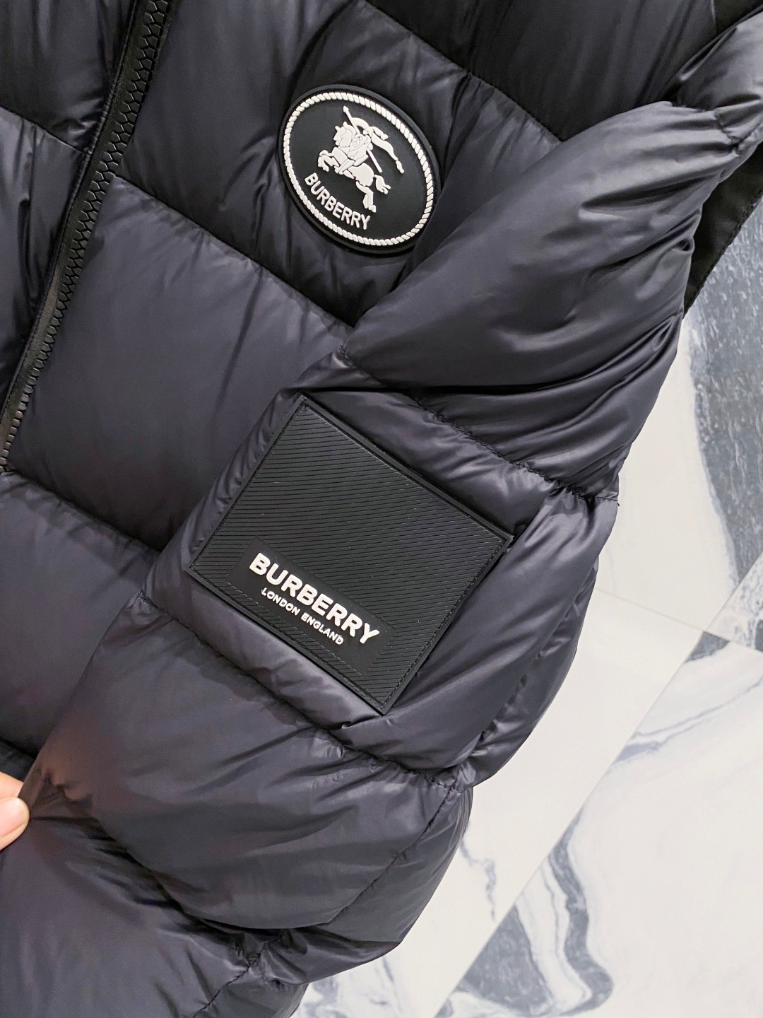 爆款羽绒服 BURBERRY巴宝莉 2025新款羽绒服秀场新品，袖子可拆卸，一衣两穿。品相非常完美，专柜