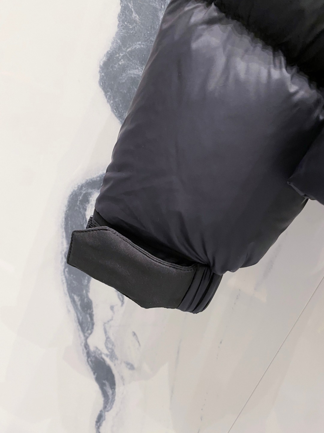 爆款羽绒服 BURBERRY巴宝莉 2025新款羽绒服秀场新品，袖子可拆卸，一衣两穿。品相非常完美，专柜