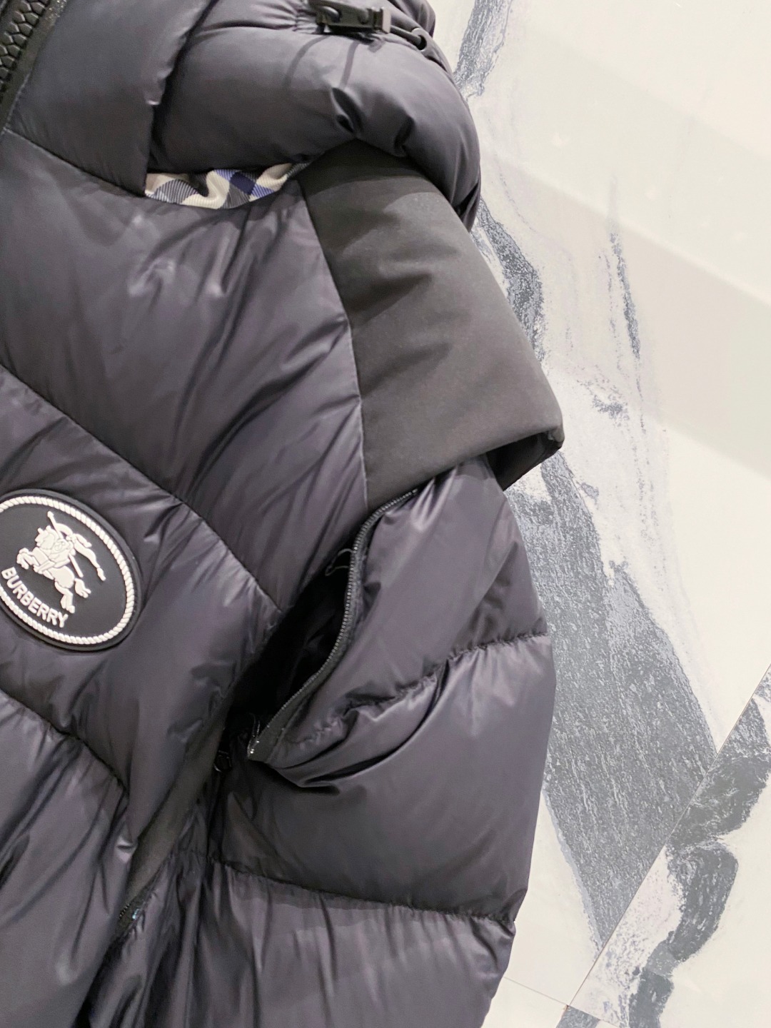 爆款羽绒服 BURBERRY巴宝莉 2025新款羽绒服秀场新品，袖子可拆卸，一衣两穿。品相非常完美，专柜