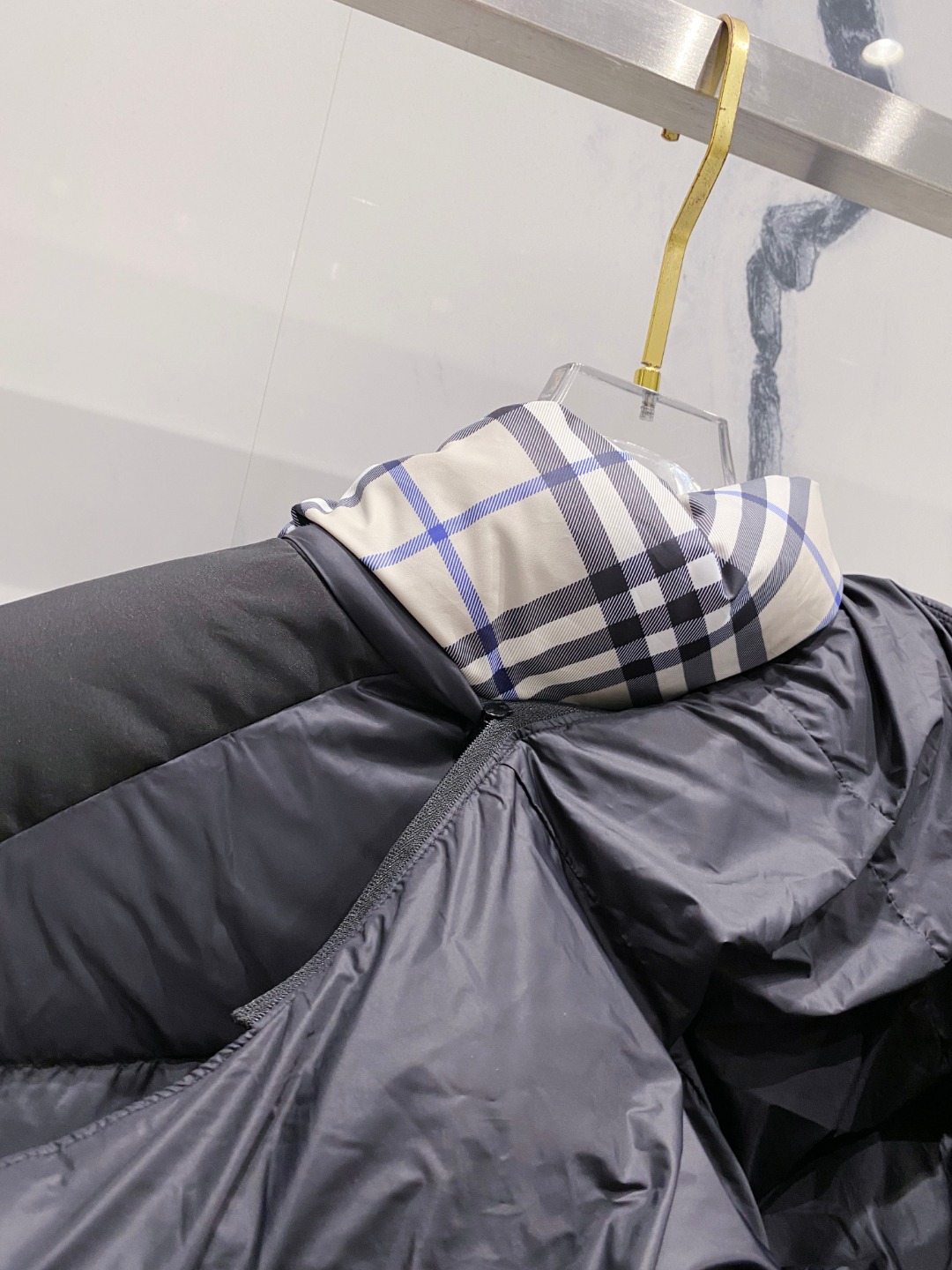 爆款羽绒服 BURBERRY巴宝莉 2025新款羽绒服秀场新品，袖子可拆卸，一衣两穿。品相非常完美，专柜