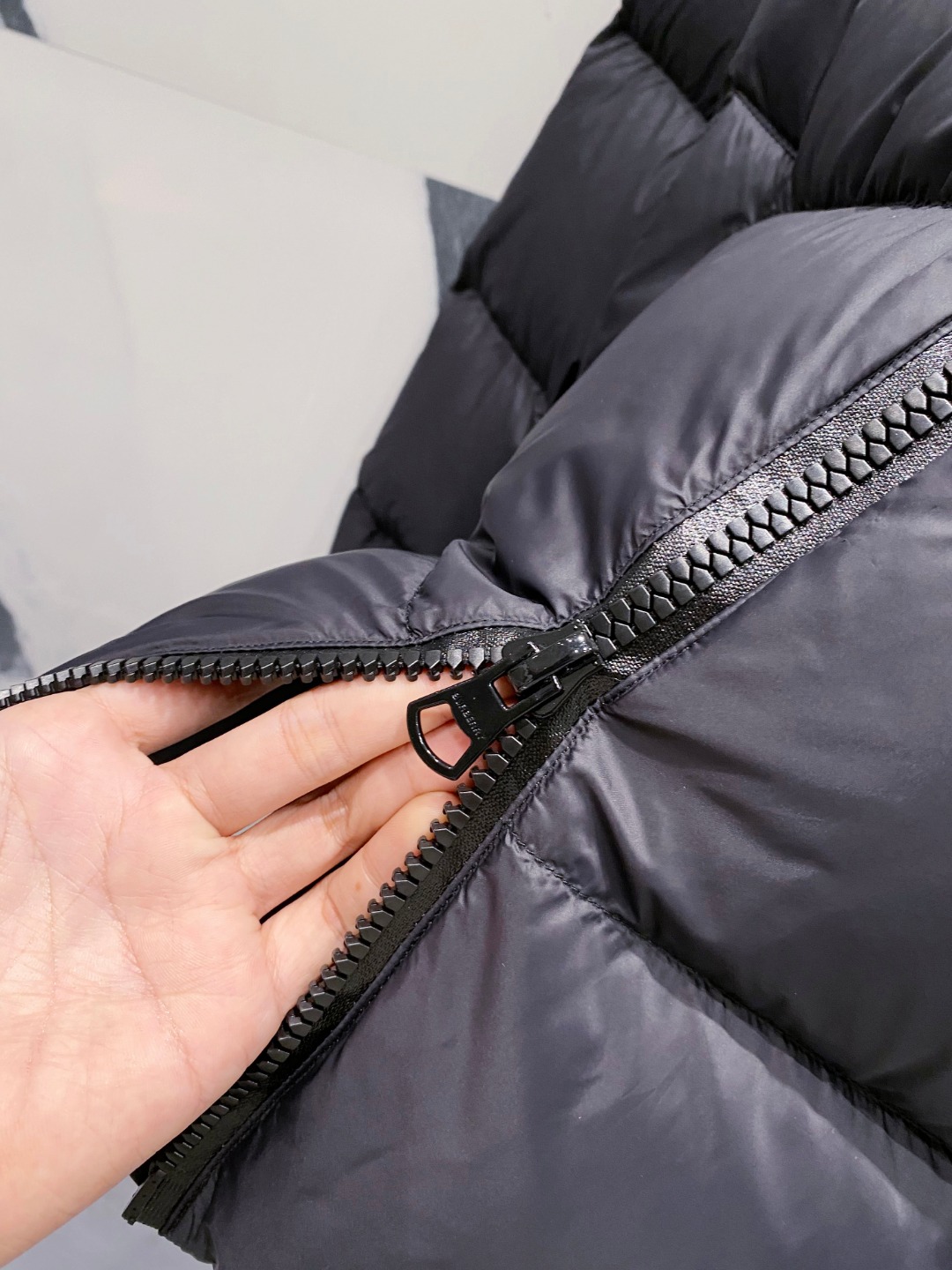 爆款羽绒服 BURBERRY巴宝莉 2025新款羽绒服秀场新品，袖子可拆卸，一衣两穿。品相非常完美，专柜