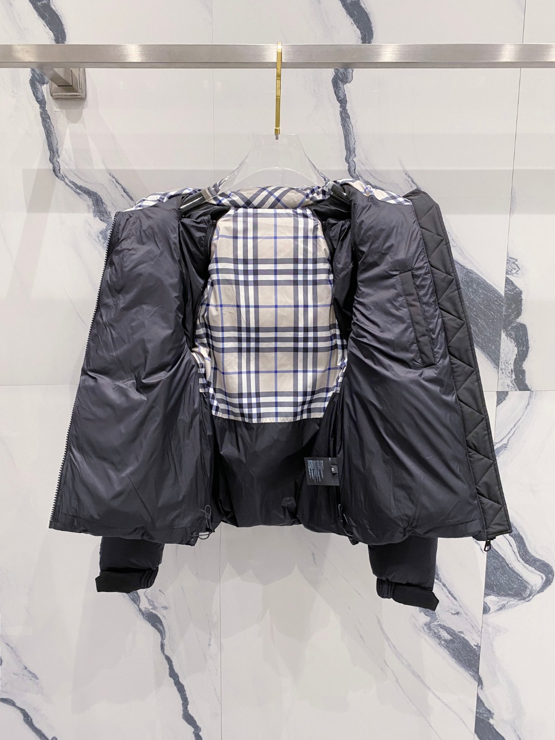 爆款羽绒服 BURBERRY巴宝莉 2025新款羽绒服秀场新品，袖子可拆卸，一衣两穿。品相非常完美，专柜