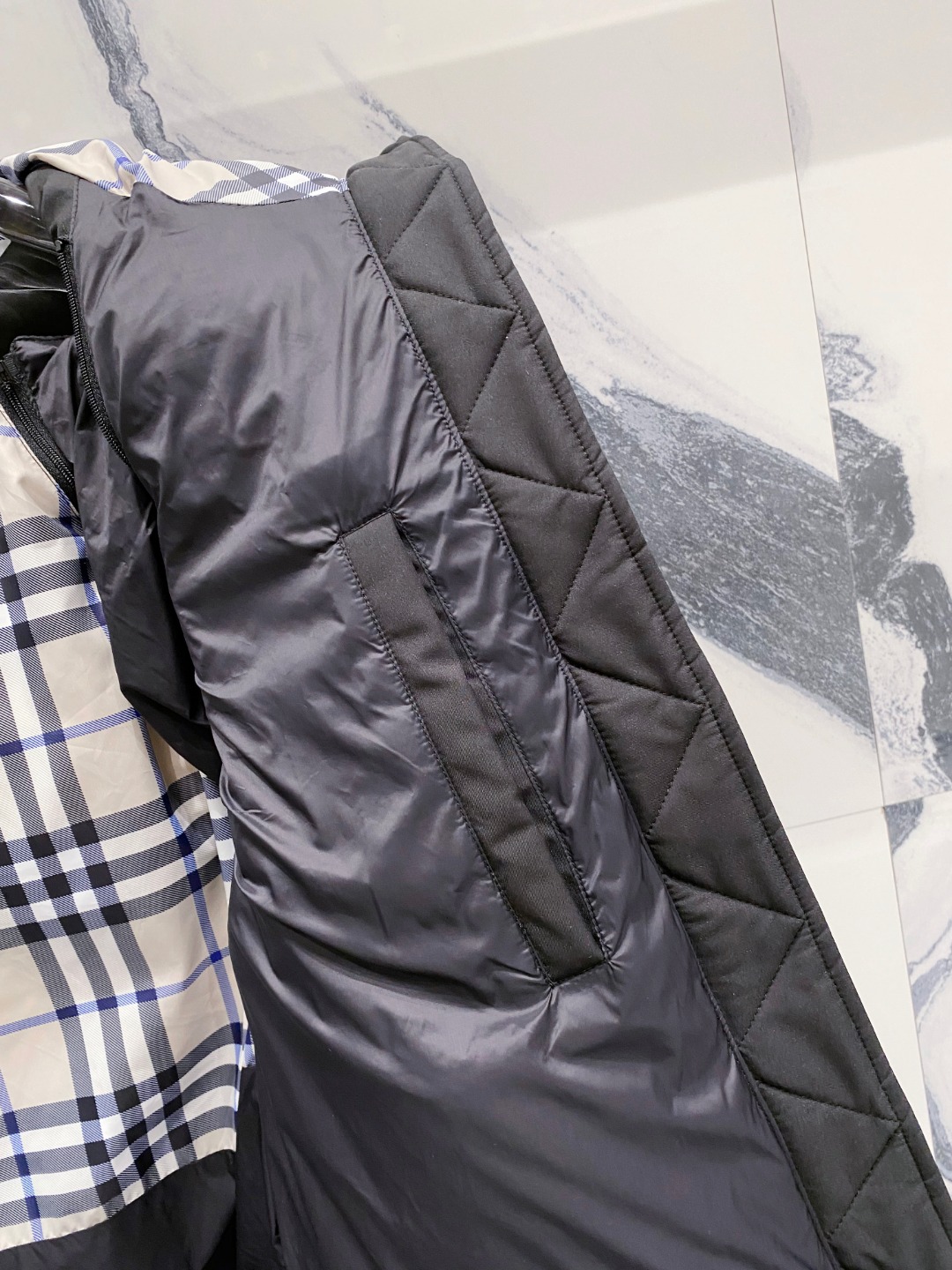 爆款羽绒服 BURBERRY巴宝莉 2025新款羽绒服秀场新品，袖子可拆卸，一衣两穿。品相非常完美，专柜