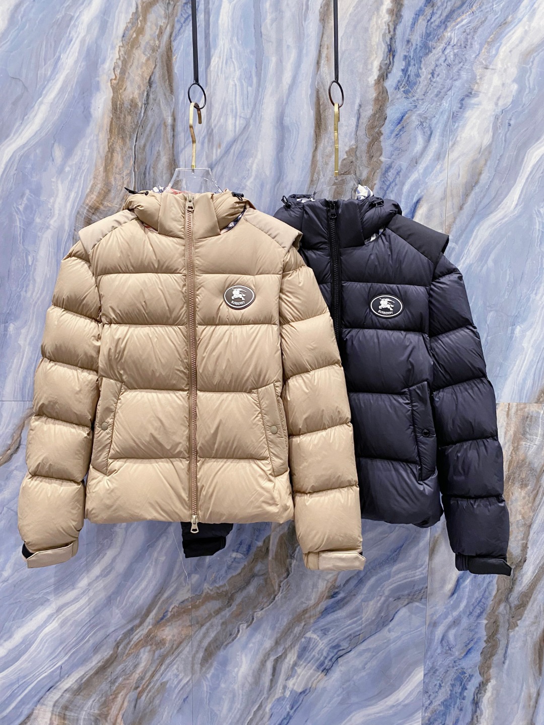 爆款羽绒服 BURBERRY巴宝莉 2025新款羽绒服秀场新品，袖子可拆卸，一衣两穿。品相非常完美，专柜