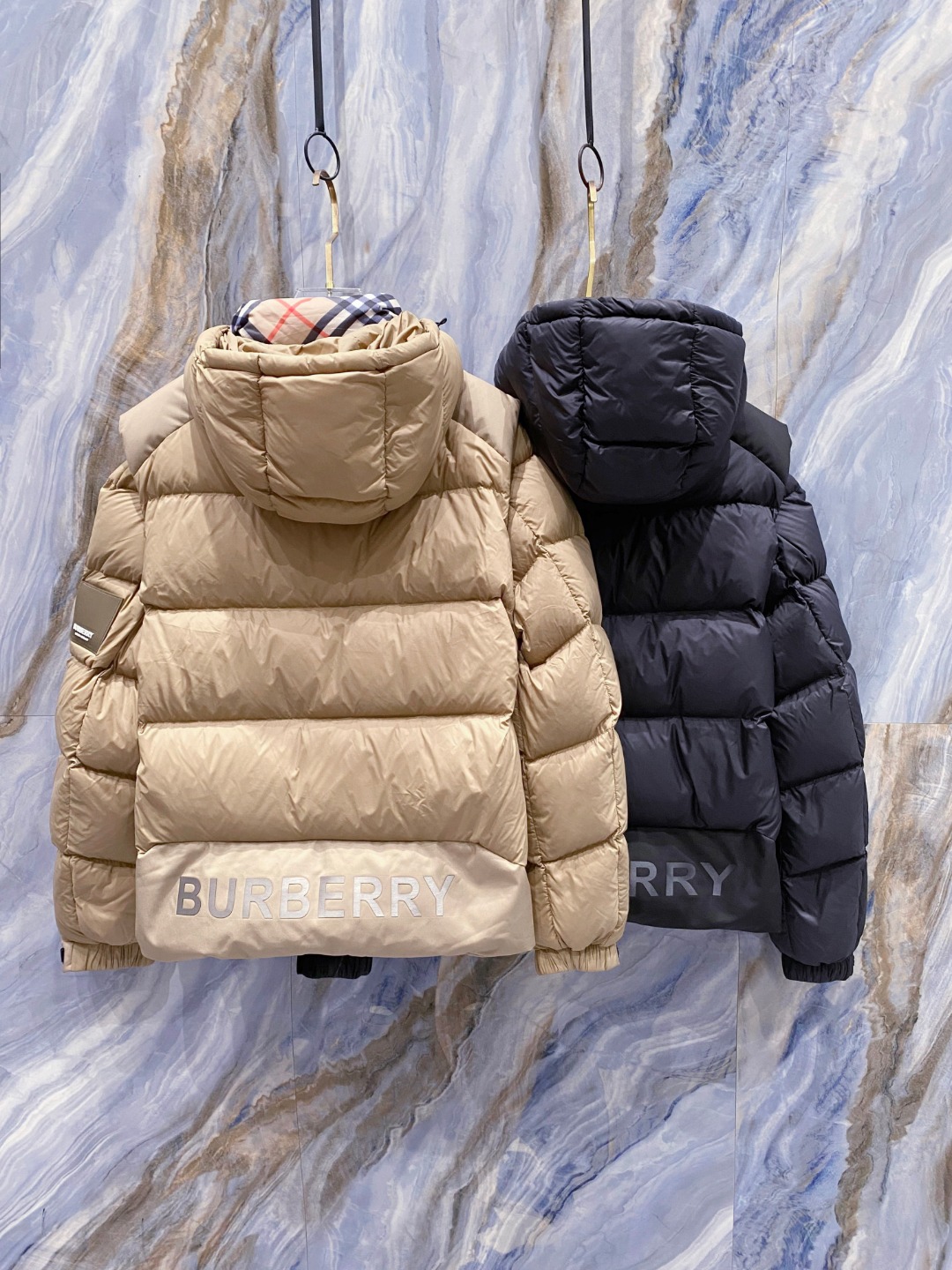 爆款羽绒服 BURBERRY巴宝莉 2025新款羽绒服秀场新品，袖子可拆卸，一衣两穿。品相非常完美，专柜