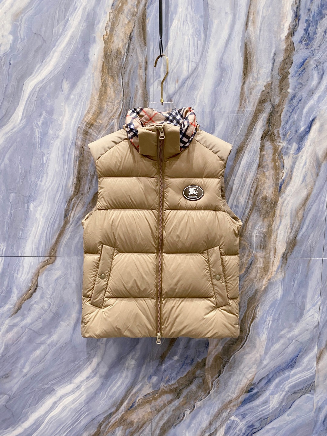 爆款羽绒服 BURBERRY巴宝莉 2025新款羽绒服秀场新品，袖子可拆卸，一衣两穿。品相非常完美，专柜