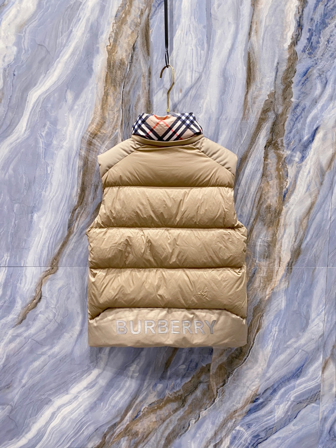 爆款羽绒服 BURBERRY巴宝莉 2025新款羽绒服秀场新品，袖子可拆卸，一衣两穿。品相非常完美，专柜