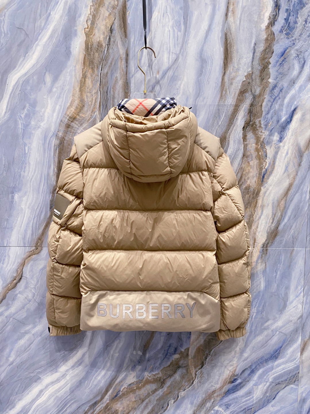 爆款羽绒服 BURBERRY巴宝莉 2025新款羽绒服秀场新品，袖子可拆卸，一衣两穿。品相非常完美，专柜