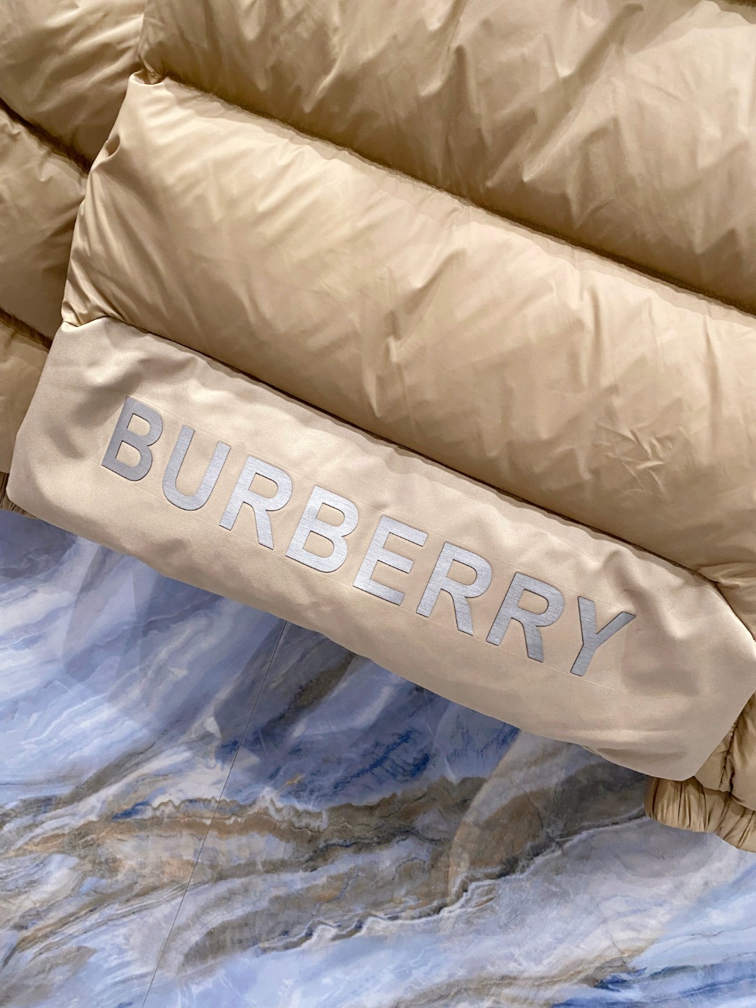 爆款羽绒服 BURBERRY巴宝莉 2025新款羽绒服秀场新品，袖子可拆卸，一衣两穿。品相非常完美，专柜