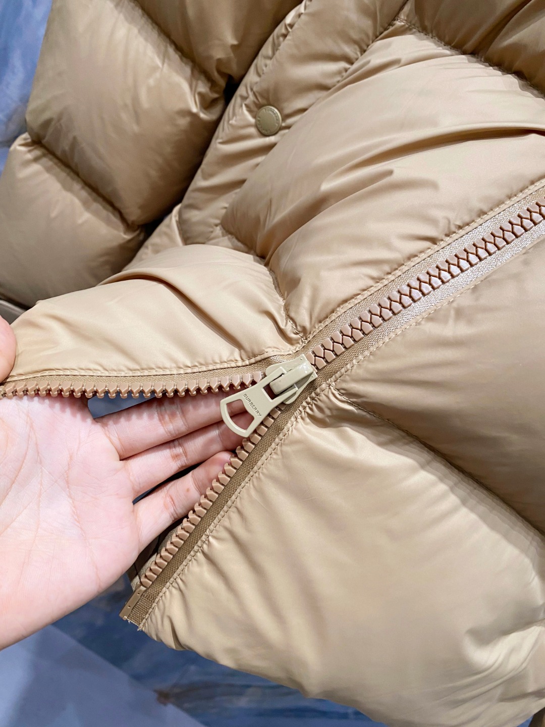 爆款羽绒服 BURBERRY巴宝莉 2025新款羽绒服秀场新品，袖子可拆卸，一衣两穿。品相非常完美，专柜