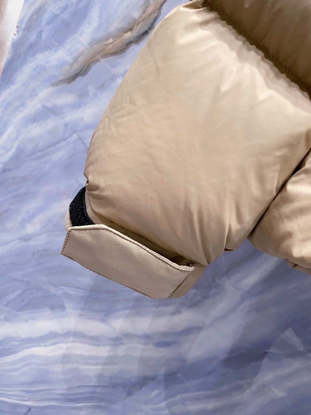 爆款羽绒服 BURBERRY巴宝莉 2025新款羽绒服秀场新品，袖子可拆卸，一衣两穿。品相非常完美，专柜