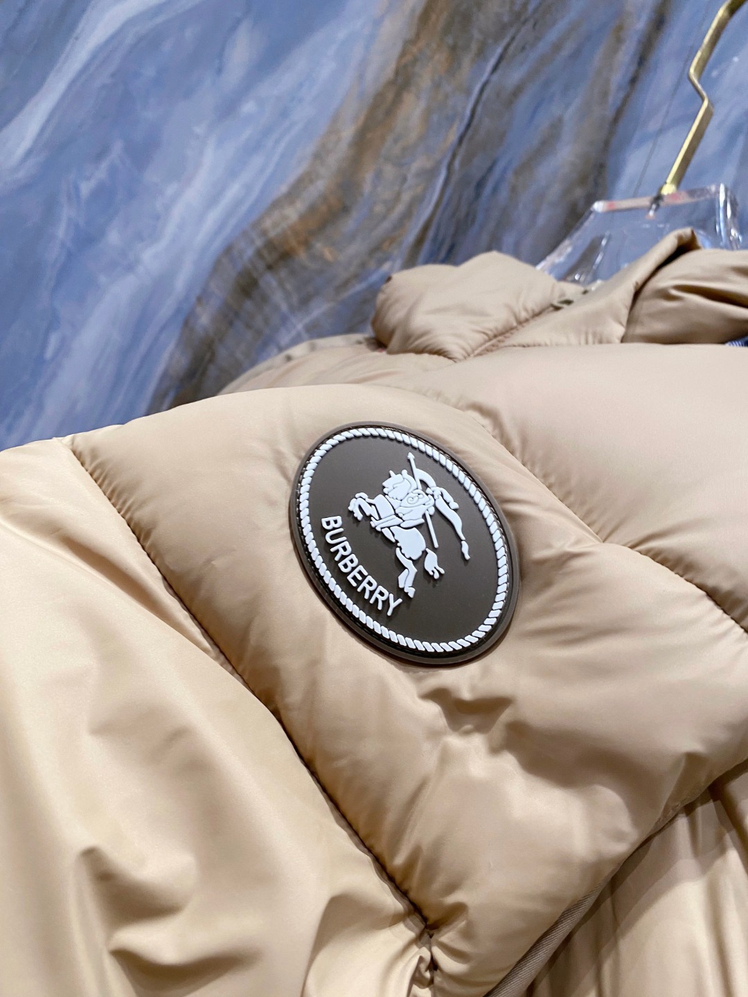爆款羽绒服 BURBERRY巴宝莉 2025新款羽绒服秀场新品，袖子可拆卸，一衣两穿。品相非常完美，专柜
