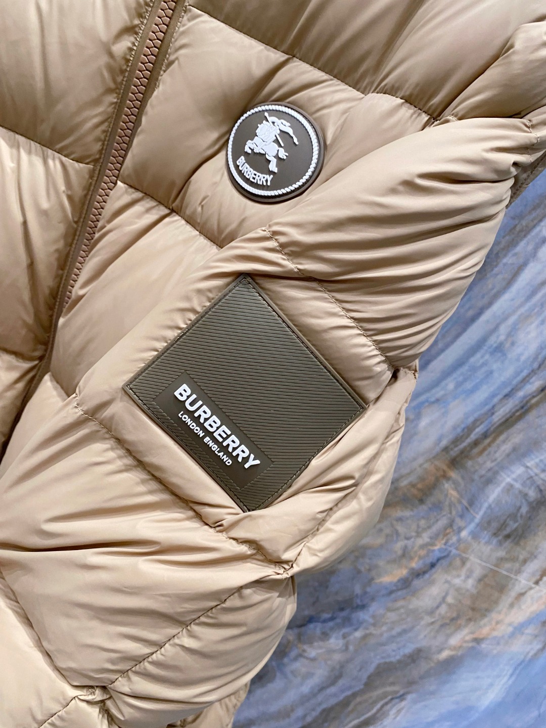 爆款羽绒服 BURBERRY巴宝莉 2025新款羽绒服秀场新品，袖子可拆卸，一衣两穿。品相非常完美，专柜
