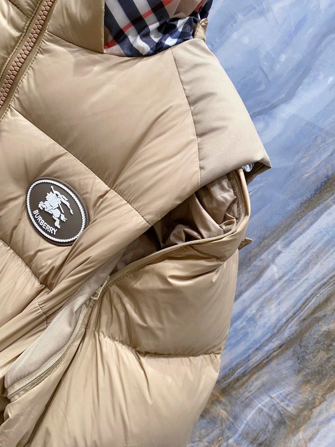 爆款羽绒服 BURBERRY巴宝莉 2025新款羽绒服秀场新品，袖子可拆卸，一衣两穿。品相非常完美，专柜