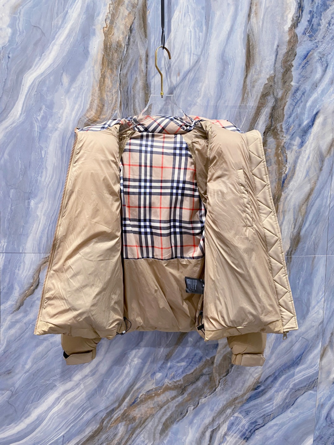 爆款羽绒服 BURBERRY巴宝莉 2025新款羽绒服秀场新品，袖子可拆卸，一衣两穿。品相非常完美，专柜