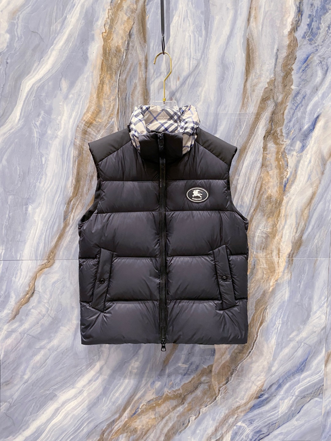 爆款羽绒服 BURBERRY巴宝莉 2025新款羽绒服秀场新品，袖子可拆卸，一衣两穿。品相非常完美，专柜