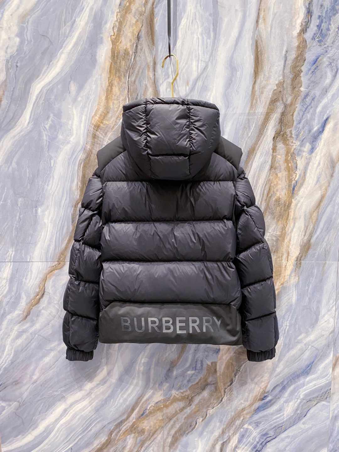 爆款羽绒服 BURBERRY巴宝莉 2025新款羽绒服秀场新品，袖子可拆卸，一衣两穿。品相非常完美，专柜