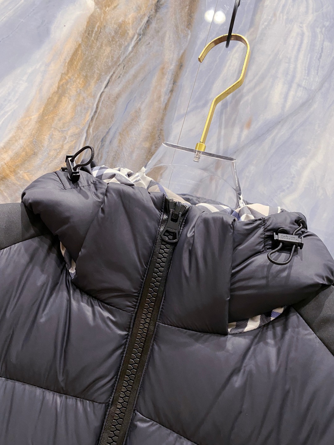 爆款羽绒服 BURBERRY巴宝莉 2025新款羽绒服秀场新品，袖子可拆卸，一衣两穿。品相非常完美，专柜