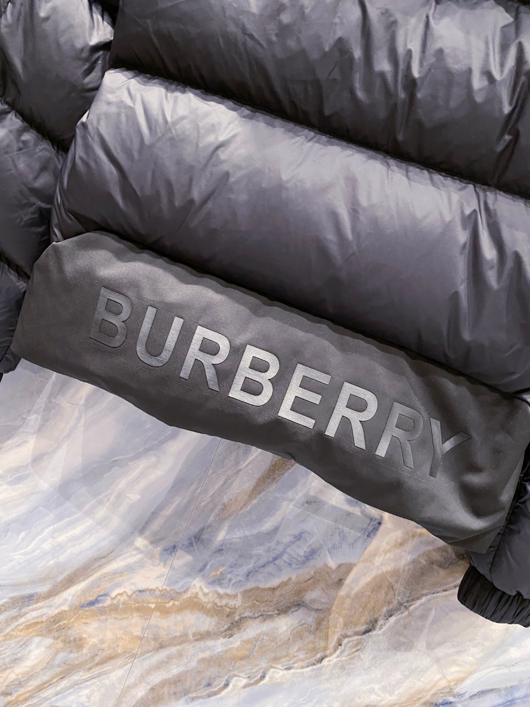 爆款羽绒服 BURBERRY巴宝莉 2025新款羽绒服秀场新品，袖子可拆卸，一衣两穿。品相非常完美，专柜