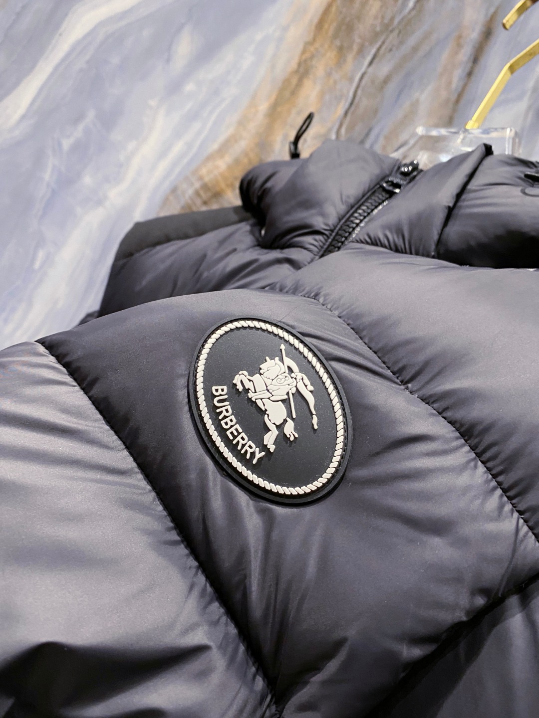 爆款羽绒服 BURBERRY巴宝莉 2025新款羽绒服秀场新品，袖子可拆卸，一衣两穿。品相非常完美，专柜