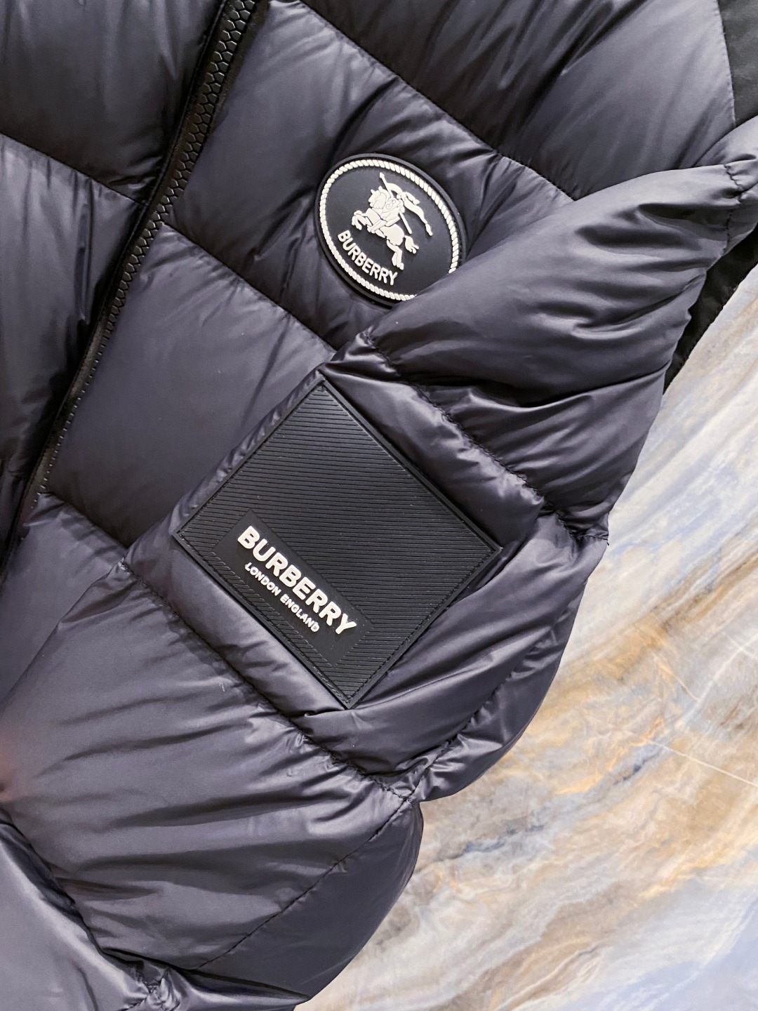 爆款羽绒服 BURBERRY巴宝莉 2025新款羽绒服秀场新品，袖子可拆卸，一衣两穿。品相非常完美，专柜