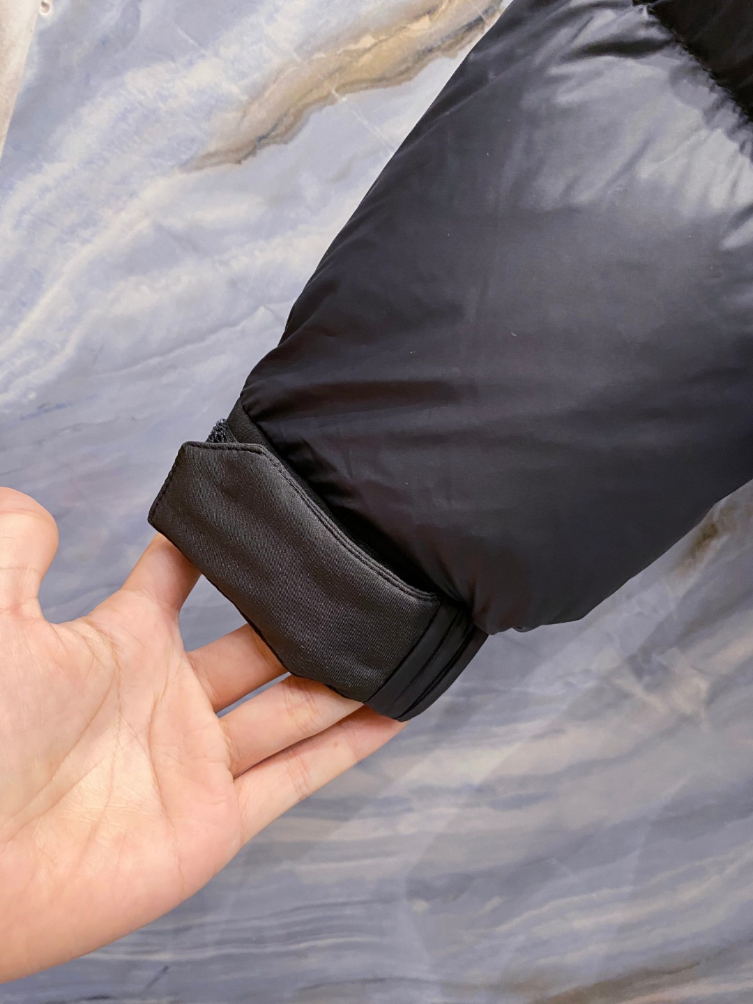 爆款羽绒服 BURBERRY巴宝莉 2025新款羽绒服秀场新品，袖子可拆卸，一衣两穿。品相非常完美，专柜