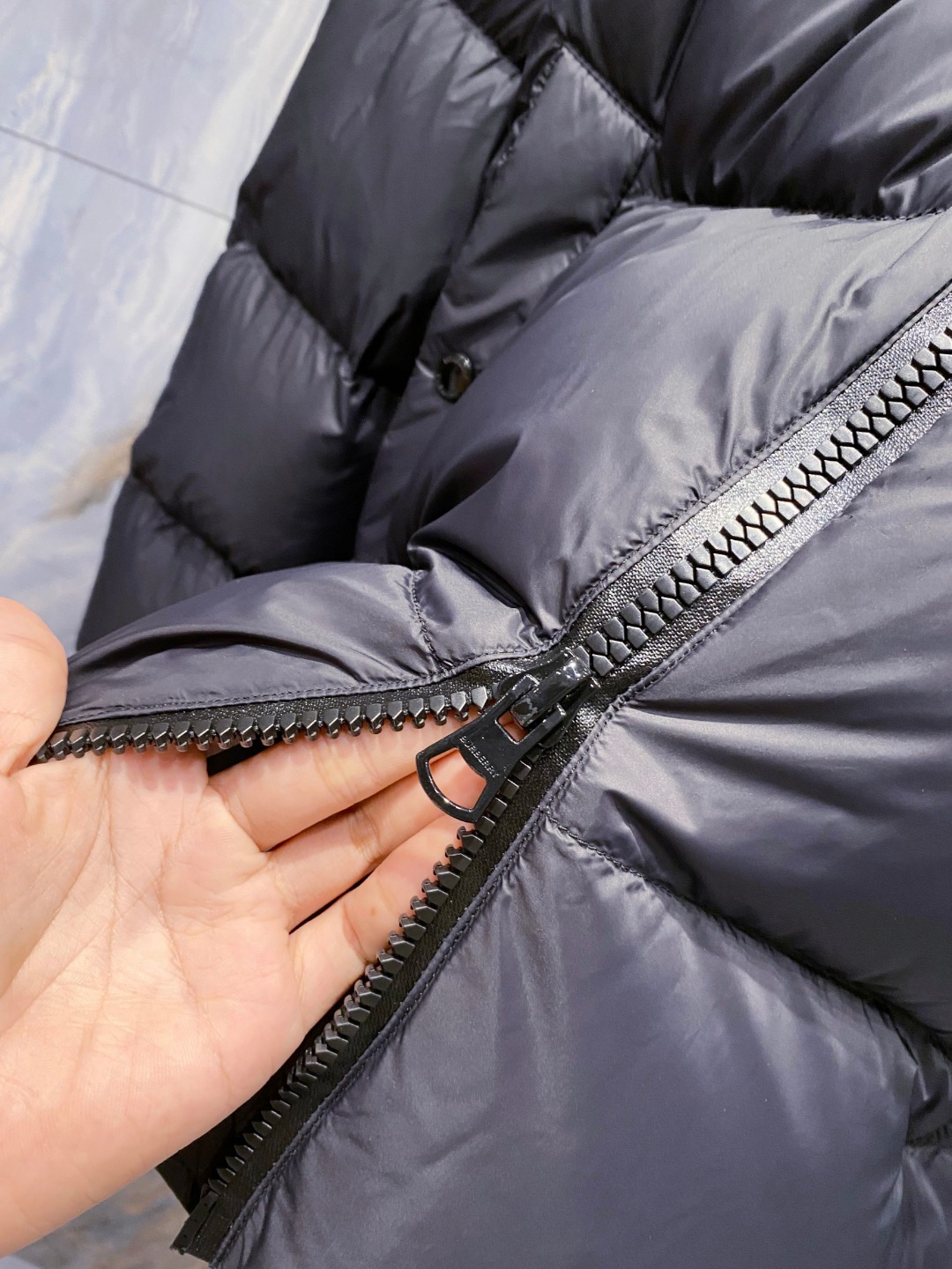 爆款羽绒服 BURBERRY巴宝莉 2025新款羽绒服秀场新品，袖子可拆卸，一衣两穿。品相非常完美，专柜