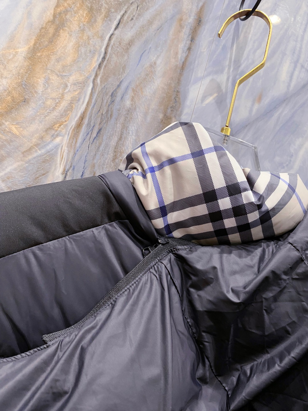 爆款羽绒服 BURBERRY巴宝莉 2025新款羽绒服秀场新品，袖子可拆卸，一衣两穿。品相非常完美，专柜