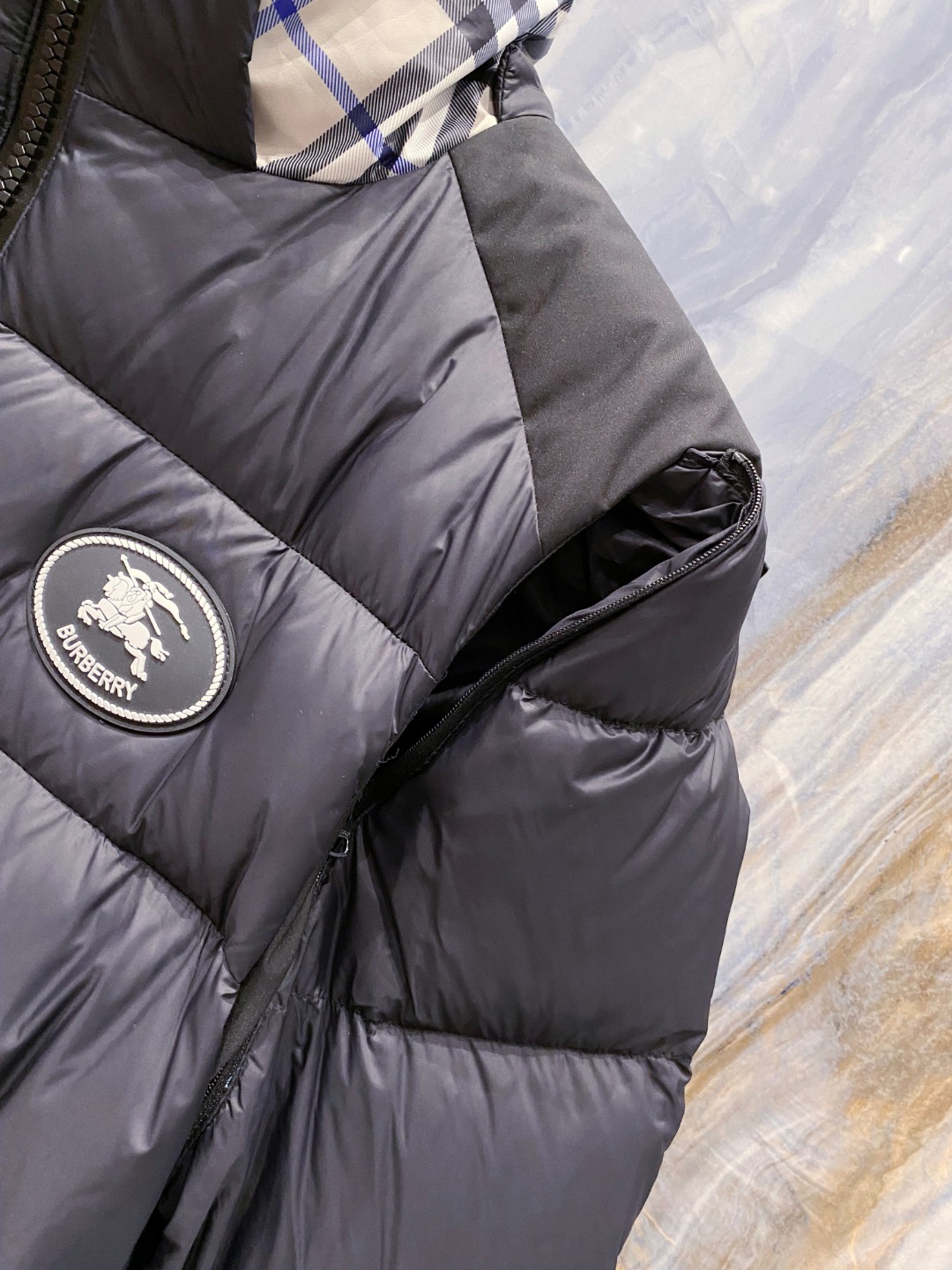 爆款羽绒服 BURBERRY巴宝莉 2025新款羽绒服秀场新品，袖子可拆卸，一衣两穿。品相非常完美，专柜