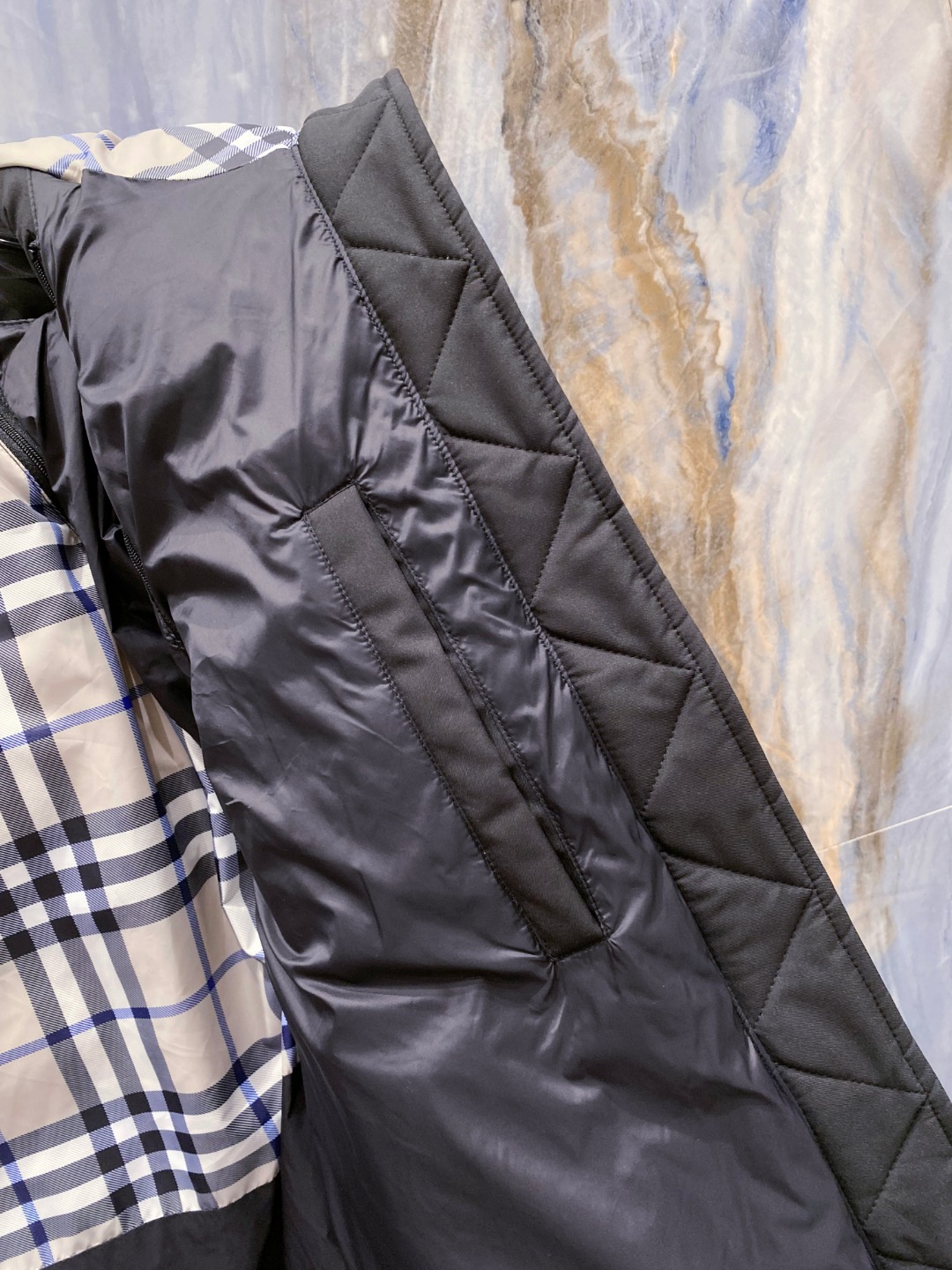 爆款羽绒服 BURBERRY巴宝莉 2025新款羽绒服秀场新品，袖子可拆卸，一衣两穿。品相非常完美，专柜