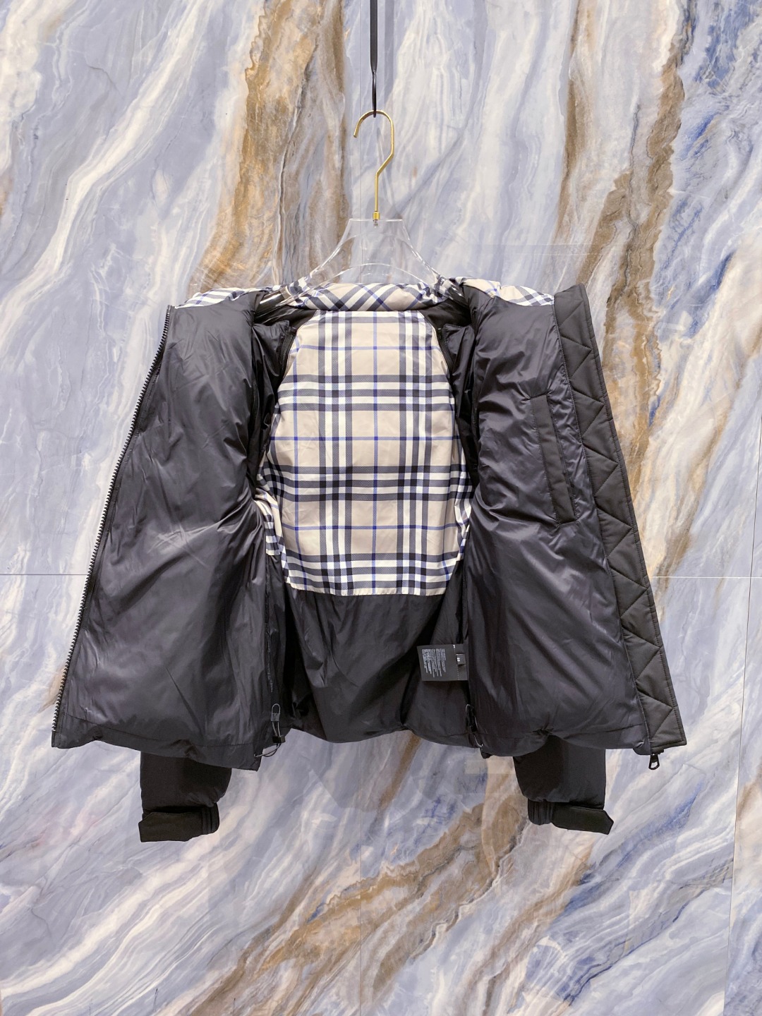 爆款羽绒服 BURBERRY巴宝莉 2025新款羽绒服秀场新品，袖子可拆卸，一衣两穿。品相非常完美，专柜