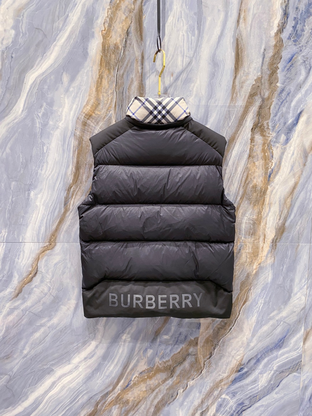 爆款羽绒服 BURBERRY巴宝莉 2025新款羽绒服秀场新品，袖子可拆卸，一衣两穿。品相非常完美，专柜