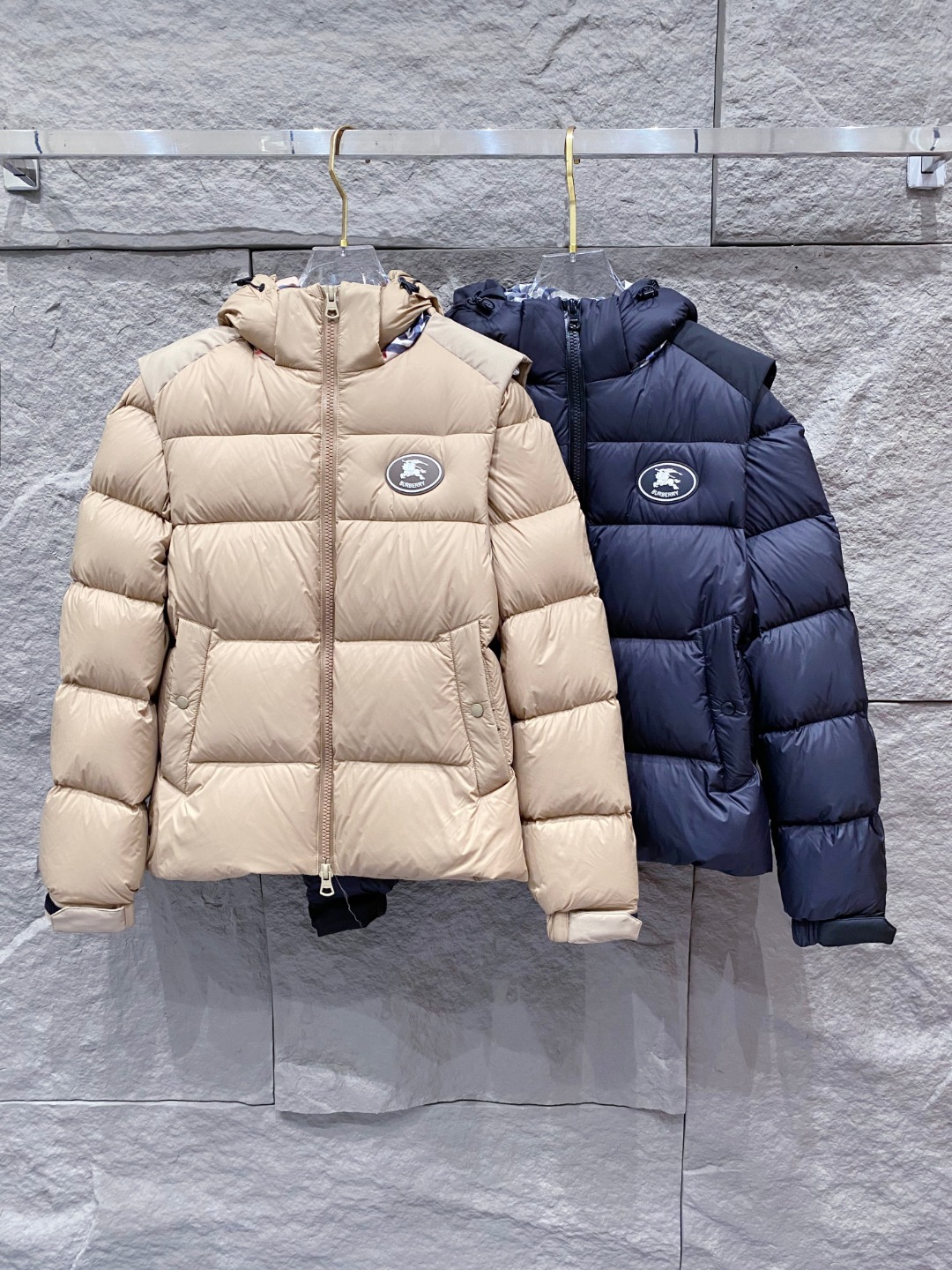 爆款羽绒服 BURBERRY巴宝莉 2025新款羽绒服秀场新品，袖子可拆卸，一衣两穿。品相非常完美，专柜