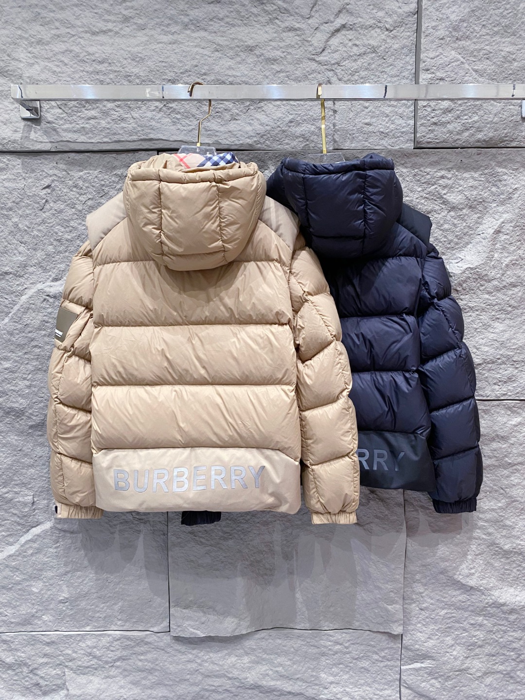 爆款羽绒服 BURBERRY巴宝莉 2025新款羽绒服秀场新品，袖子可拆卸，一衣两穿。品相非常完美，专柜