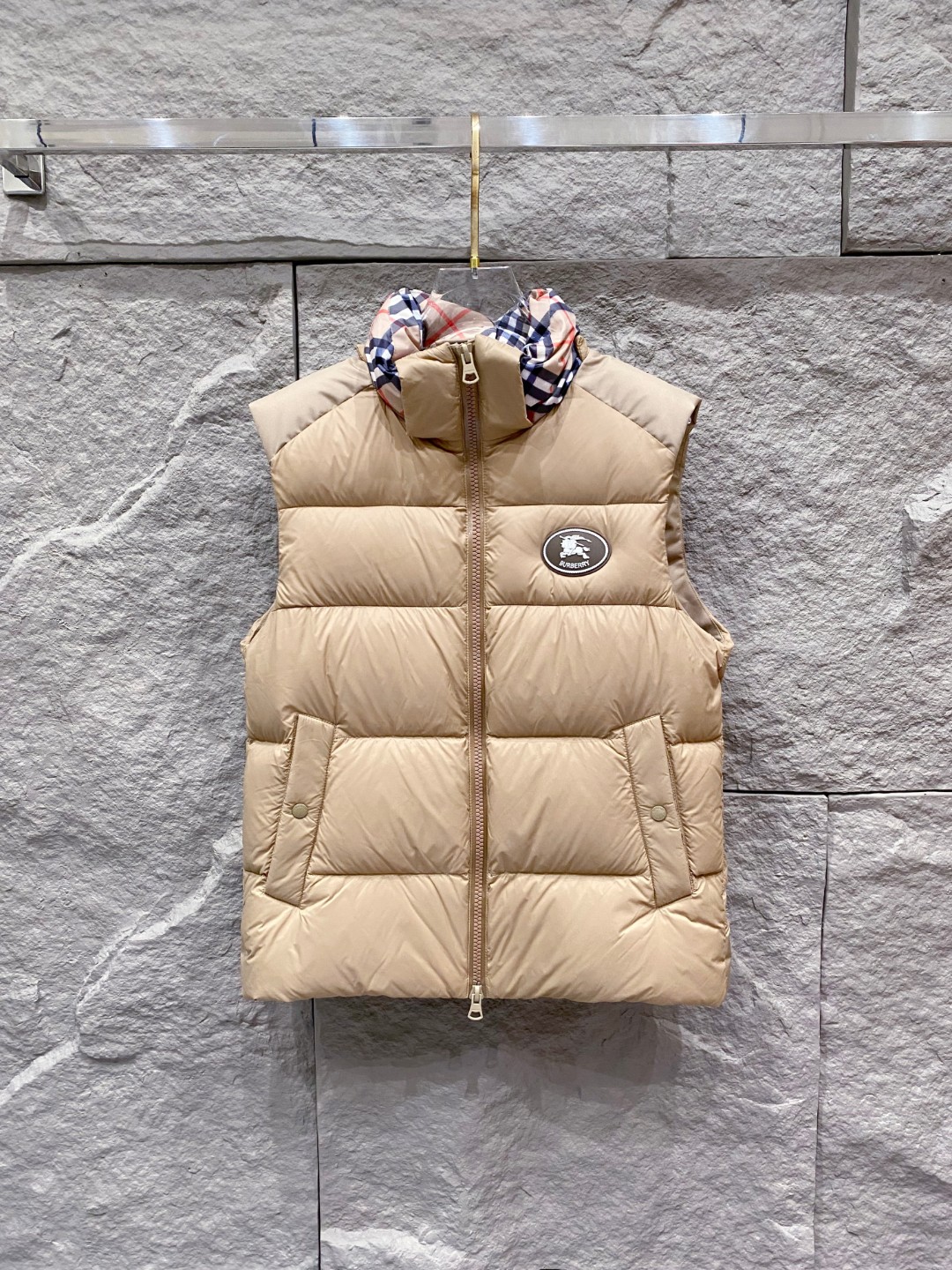 爆款羽绒服 BURBERRY巴宝莉 2025新款羽绒服秀场新品，袖子可拆卸，一衣两穿。品相非常完美，专柜