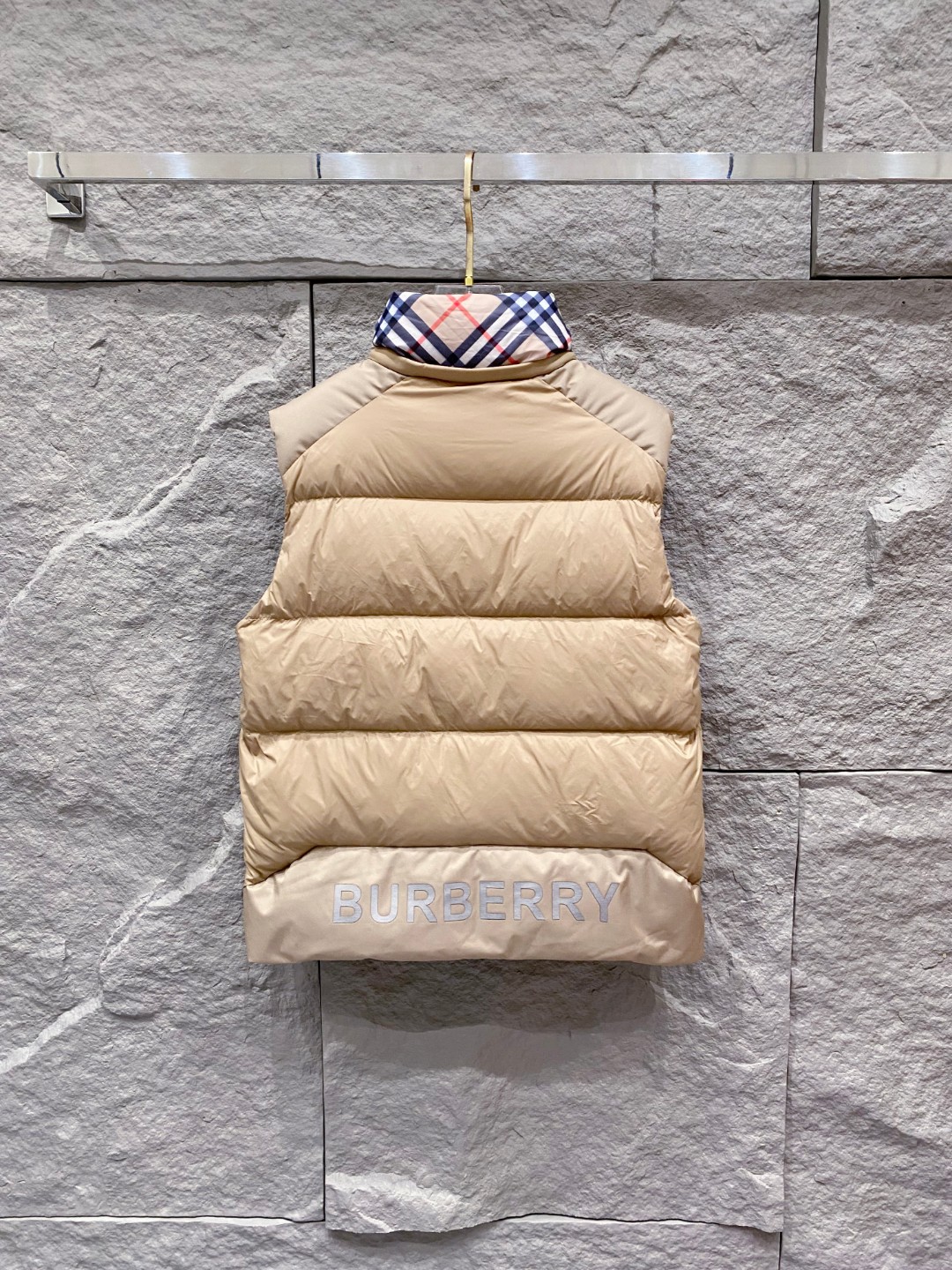 爆款羽绒服 BURBERRY巴宝莉 2025新款羽绒服秀场新品，袖子可拆卸，一衣两穿。品相非常完美，专柜